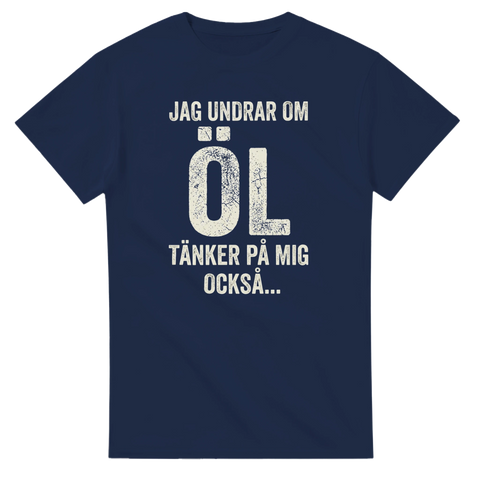Slitet grafiskt citat om öl på en marinblå t-shirt med attityd