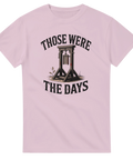 Historisk satir med giljotin-motiv i rustik handtecknad stil – rosa t-shirt