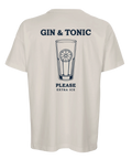 Grafiskt ryggtryck med Gin & Tonic glas på beige oversized t-shirt