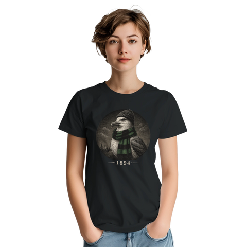 Kvinna i svart t-shirt med konstnärligt tryck av en mås i mössa