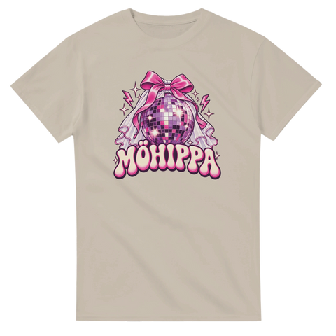 Beige t-shirt med texten ”Möhippa”, discokula, rosa rosett och brudslöja.
