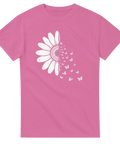 Rosa t-shirt med vit illustration av blomma som förvandlas till fjärilar