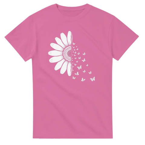 Rosa t-shirt med vit illustration av blomma som förvandlas till fjärilar