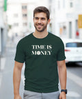 Modell i en mörkgrön t-shirt med texten Time is Money och en klocka i bokstaven O.
