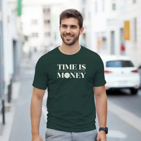 Modell i en mörkgrön t-shirt med texten Time is Money och en klocka i bokstaven O.