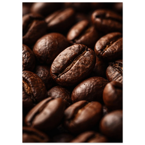 Stämningsfull närbild av rostade kaffebönor med fokus på detaljer och naturlig yta.