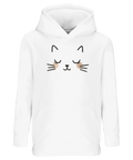 Minimalistisk illustration av ett sovande kattansikte på en vit barnhoodie