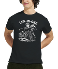 Man bär en svart t-shirt med motiv av en golfspelande historisk ikon