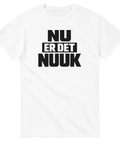 Vit Politisk t-shirt med teksten “Nu er det Nuuk” – anti USA og anti Trump budskab om Grønland