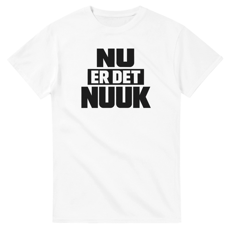 Vit Politisk t-shirt med teksten “Nu er det Nuuk” – anti USA og anti Trump budskab om Grønland
