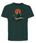 Stiliserat berglandskap med orange sol och vatten på mörkgrön ekologisk t-shirt.