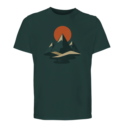 Stiliserat berglandskap med orange sol och vatten på mörkgrön ekologisk t-shirt.