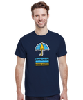 Tecknad glad paraply med regndroppar och text "ÄNTLIGEN SVENSK SOMMAR" på marinblå t-shirt.
