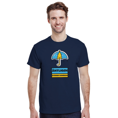 Tecknad glad paraply med regndroppar och text "ÄNTLIGEN SVENSK SOMMAR" på marinblå t-shirt.