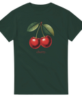 Två röda körsbär med gröna blad och texten "cherry." på mörkgrön t-shirt.