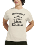 Kaffemaskinen är min bästa kollega" text med kaffekopp och bönor på gräddvit t-shirt.