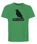 Grön t-shirt med ett mörkt, detaljrikt tryck av en korp