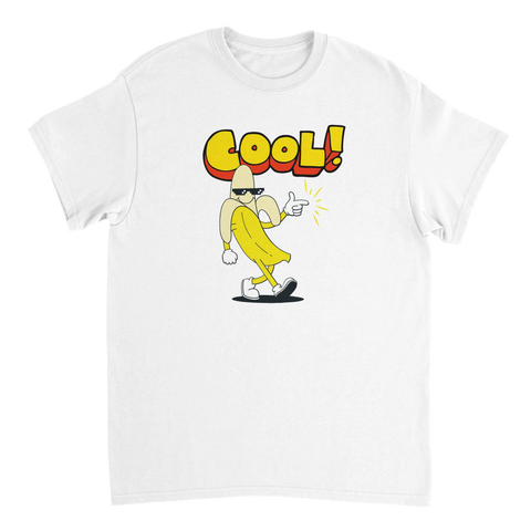 Tecknad banan med solglasögon, pekar med pistolhand, text "COOL!" på vit t-shirt.