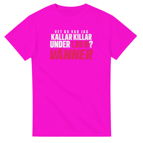 T-shirt med vit och rosa text: Vet du vad jag kallar killar under 1,80 m? Vänner