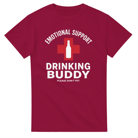 Vitmönstrad "Emotional Support Drinking Buddy" med rött kors och flaska på vinröd t-shirt.