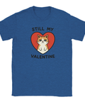 Grinig orangevit katt i rött hjärta med texten "STILL MY VALENTINE" på blå t-shirt.