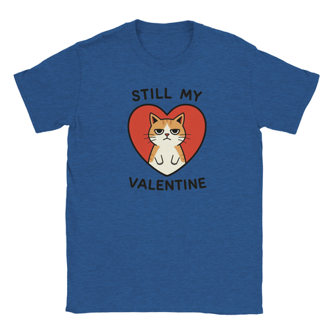 Grinig orangevit katt i rött hjärta med texten "STILL MY VALENTINE" på blå t-shirt.