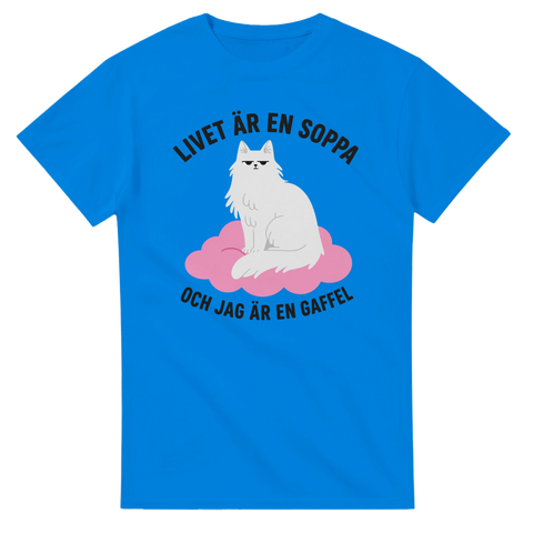 Blå t-shirt med en vit katt på ett rosa moln och texten Livet är en soppa