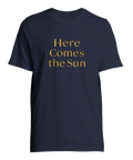 Marinblå t-shirt med gyllene textdesign i klassisk typografi