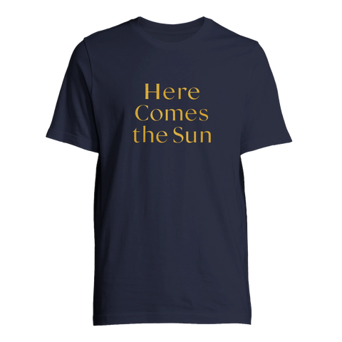 Marinblå t-shirt med gyllene textdesign i klassisk typografi