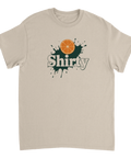 Sandfärgad t-shirt med Shirty-logga och orange fruktmotiv i grafisk stil