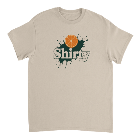 Sandfärgad t-shirt med Shirty-logga och orange fruktmotiv i grafisk stil