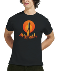 Man bär svart t-shirt med stiliserad illustration av Göteborgs skyline