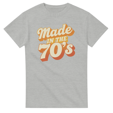 Retro typography med texten Made in the 70s på gråmelerad t-shirt