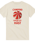 Ljus t-shirt med röd-vit karamell och röd text “Campino – Luktar lite häst”, humoristiskt retro godismotiv.
