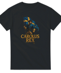 T-shirt med mäktigt motiv av Carolus Rex som håller en svensk flagga – perfekt för historia, rock och Sabaton-fans.
