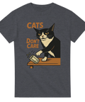Mörkgrå t-shirt med tecknad svart-vit katt som puttar ner ett glas vatten och texten “Cats Don’t Care”