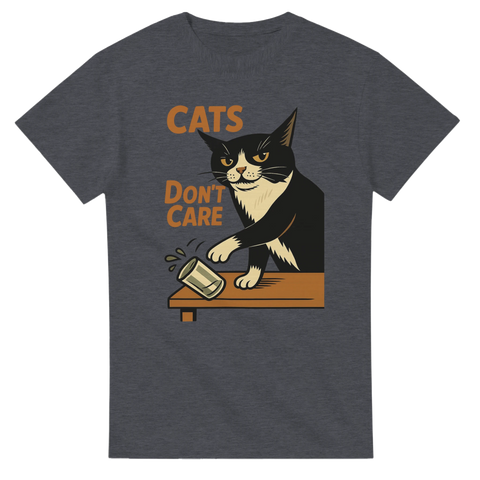 Mörkgrå t-shirt med tecknad svart-vit katt som puttar ner ett glas vatten och texten “Cats Don’t Care”