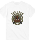 Tecknad bajshög med argt ansikte, gevär, text ”KOD BRUN” på vit t-shirt.