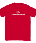 Vit text "Min studentpresent" i lekfullt teckensnitt på röd t-shirt med rund hals.