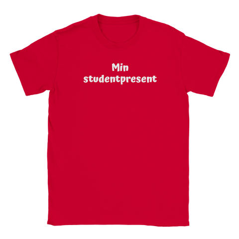 Vit text "Min studentpresent" i lekfullt teckensnitt på röd t-shirt med rund hals.