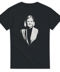 Grafiskt stenciltryck av Magdalena Andersson på en svart t-shirt