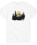 Akvarellmålad granskog och fjälltopp med gul sol – Norrland t-shirt