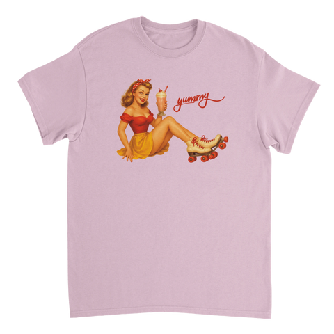 Retro rockabilly-motiv med texten Yummy på ljuslila t-shirt