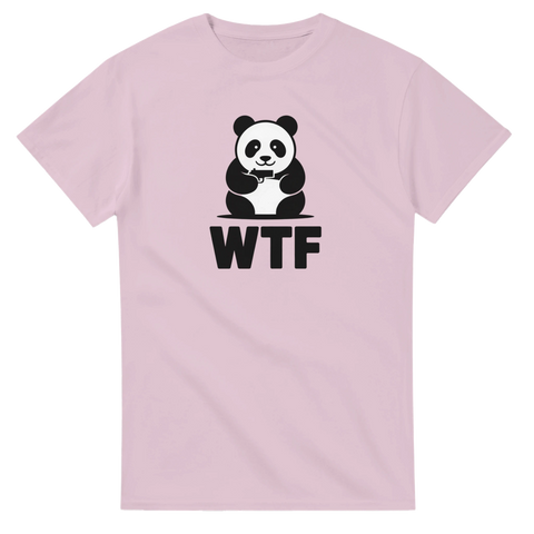 Minimalistiskt pandamotiv med texten WTF – humoristisk t-shirt