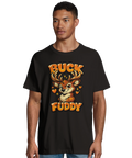 Seriefigurshjort med texten "BUCK FUDDY" och hjärtan på svart oversized t-shirt.