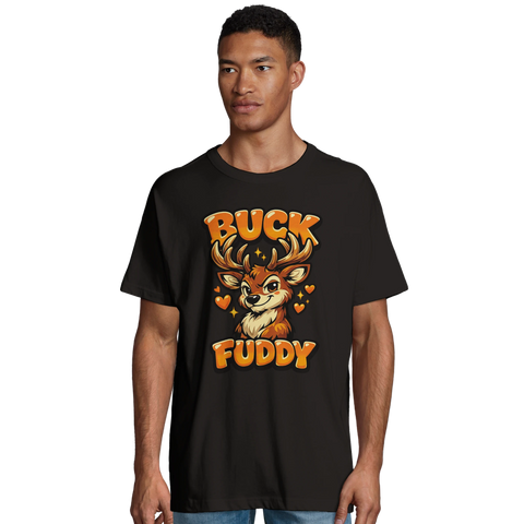 Seriefigurshjort med texten "BUCK FUDDY" och hjärtan på svart oversized t-shirt.