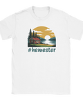 Grafisk illustration av röd stuga vid sjö i solnedgång – vit t-shirt