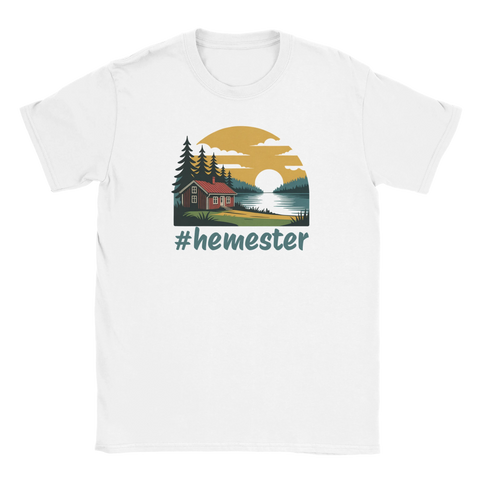 Grafisk illustration av röd stuga vid sjö i solnedgång – vit t-shirt