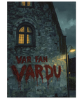 Målning av en gammal stenbyggnad i skymning med röd text Var fan var du sprayad på väggen under ett gult fönster.