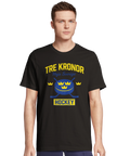 Tre Kronor Hockey-tryck med puck, klubbor, kronor och "Heja Sverige" på svart t-shirt.